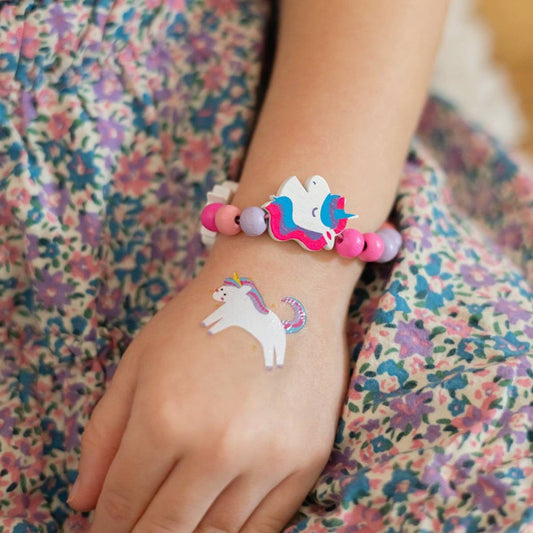 Conținutul kitului de brățară Unicorni: mărgele de lemn, fir elastic și tatuaj