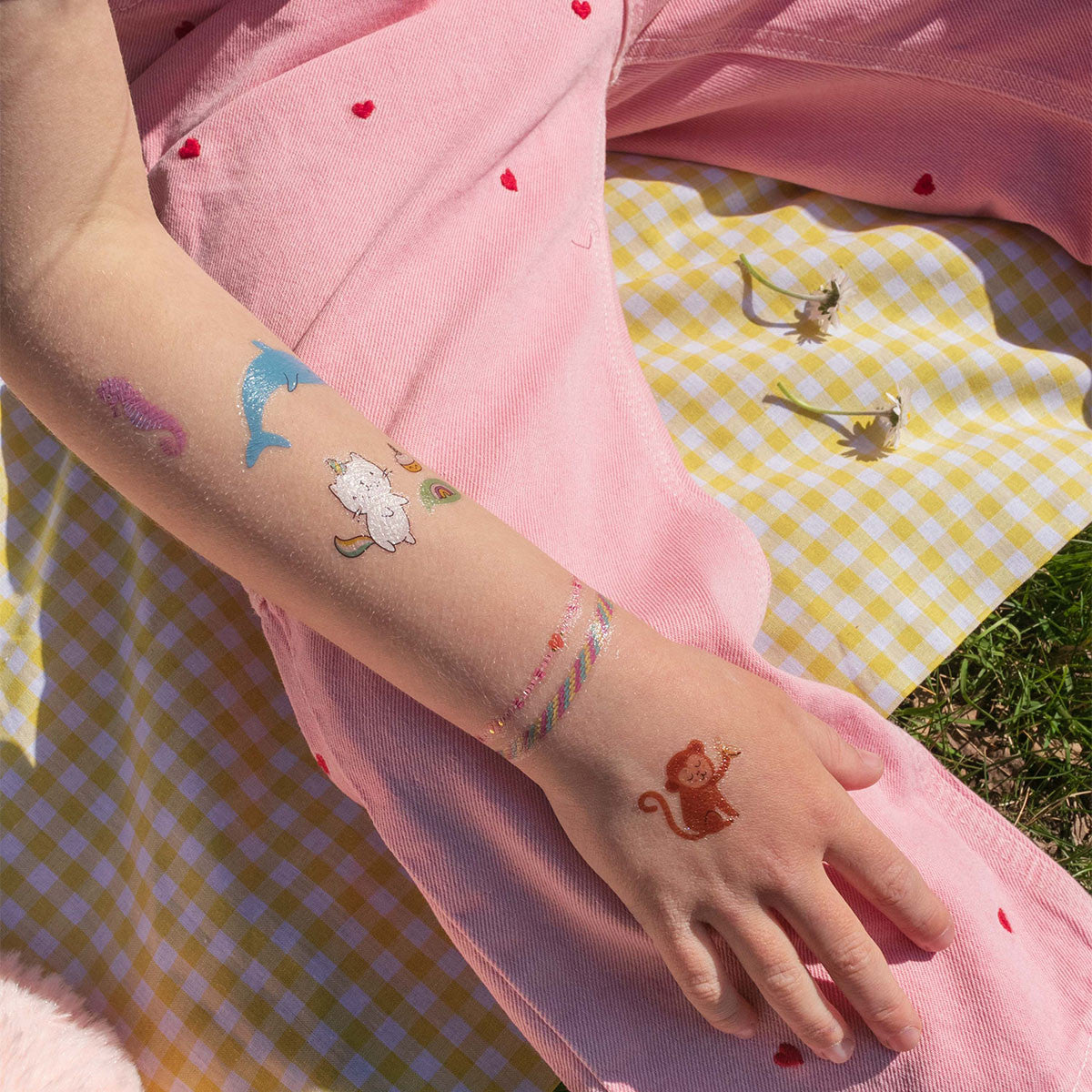 Detaliu cu sclipiciul tatuajelor cu animăluțe