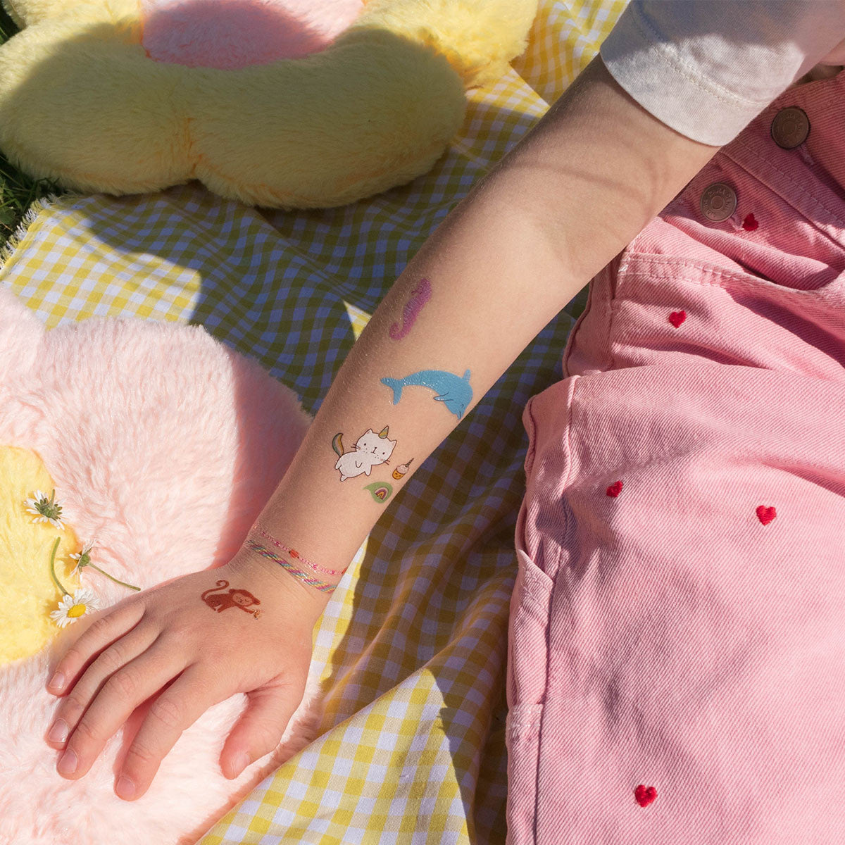 Detaliu cu sclipiciul roz al tatuajelor cu unicorni